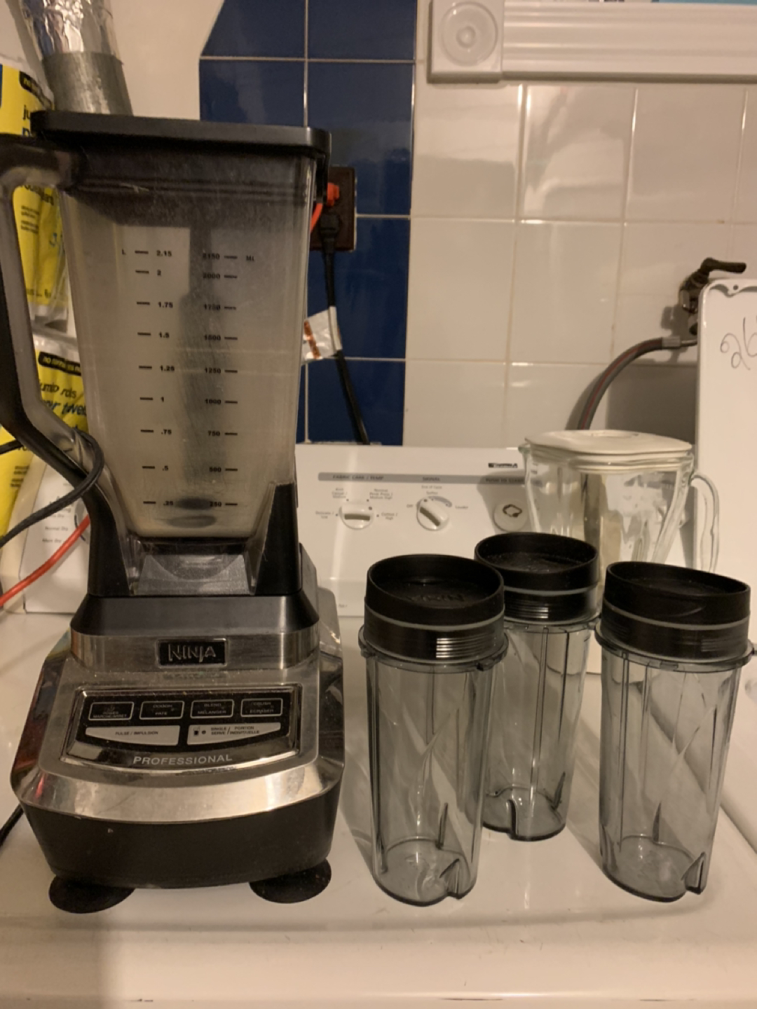 Ninja Blender With 3 Smoothie/Drink Cups. thumbnail