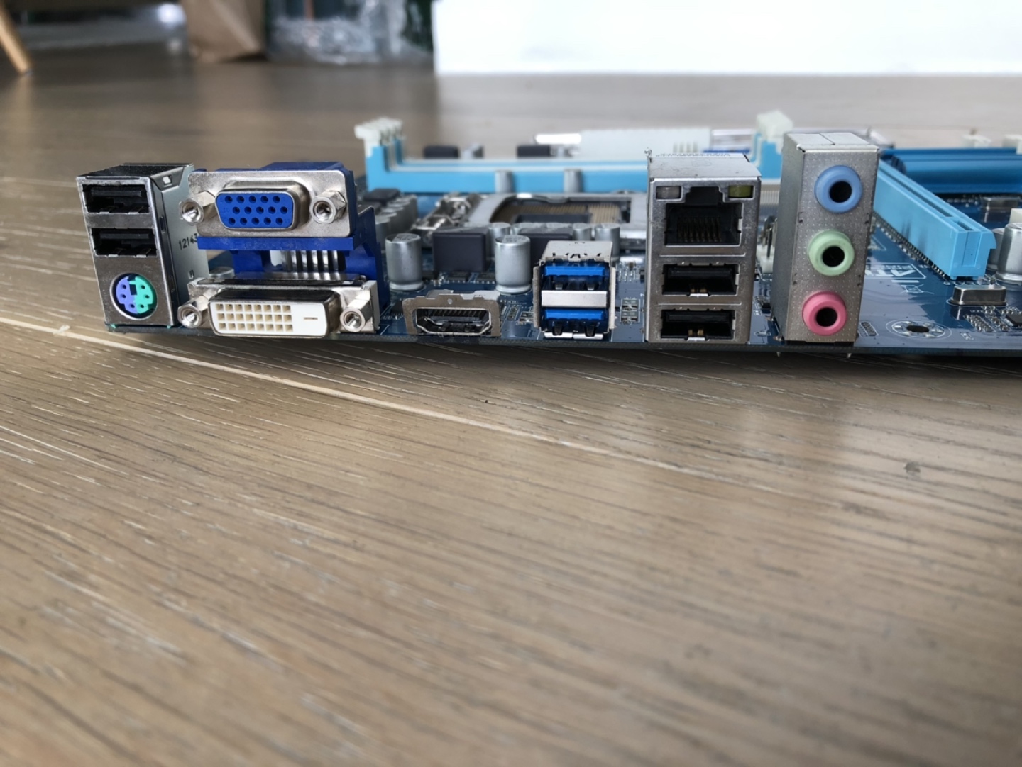 Gigabyte z77 Motherboard ATX  - photo 2