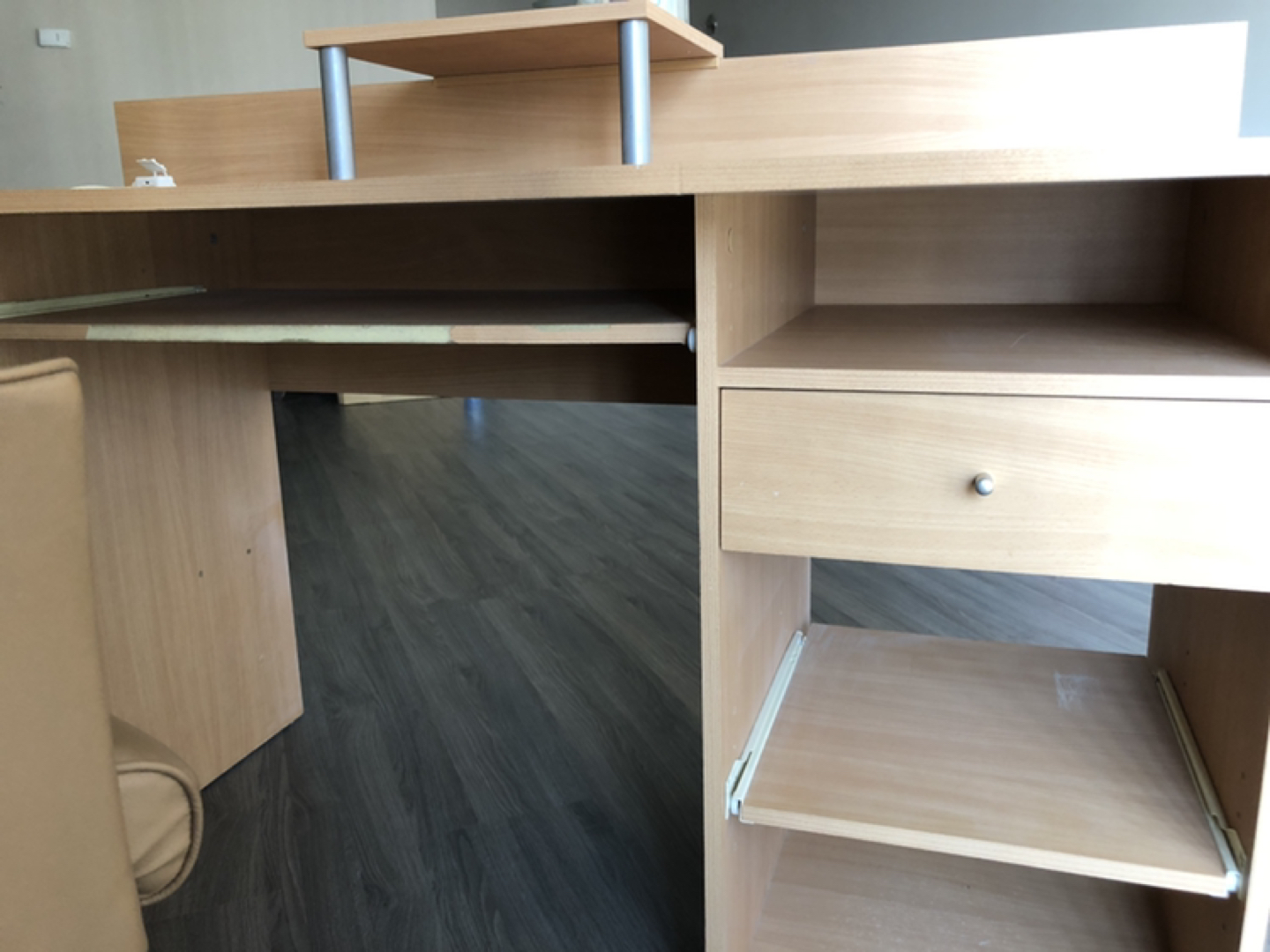 Desk - photo 2