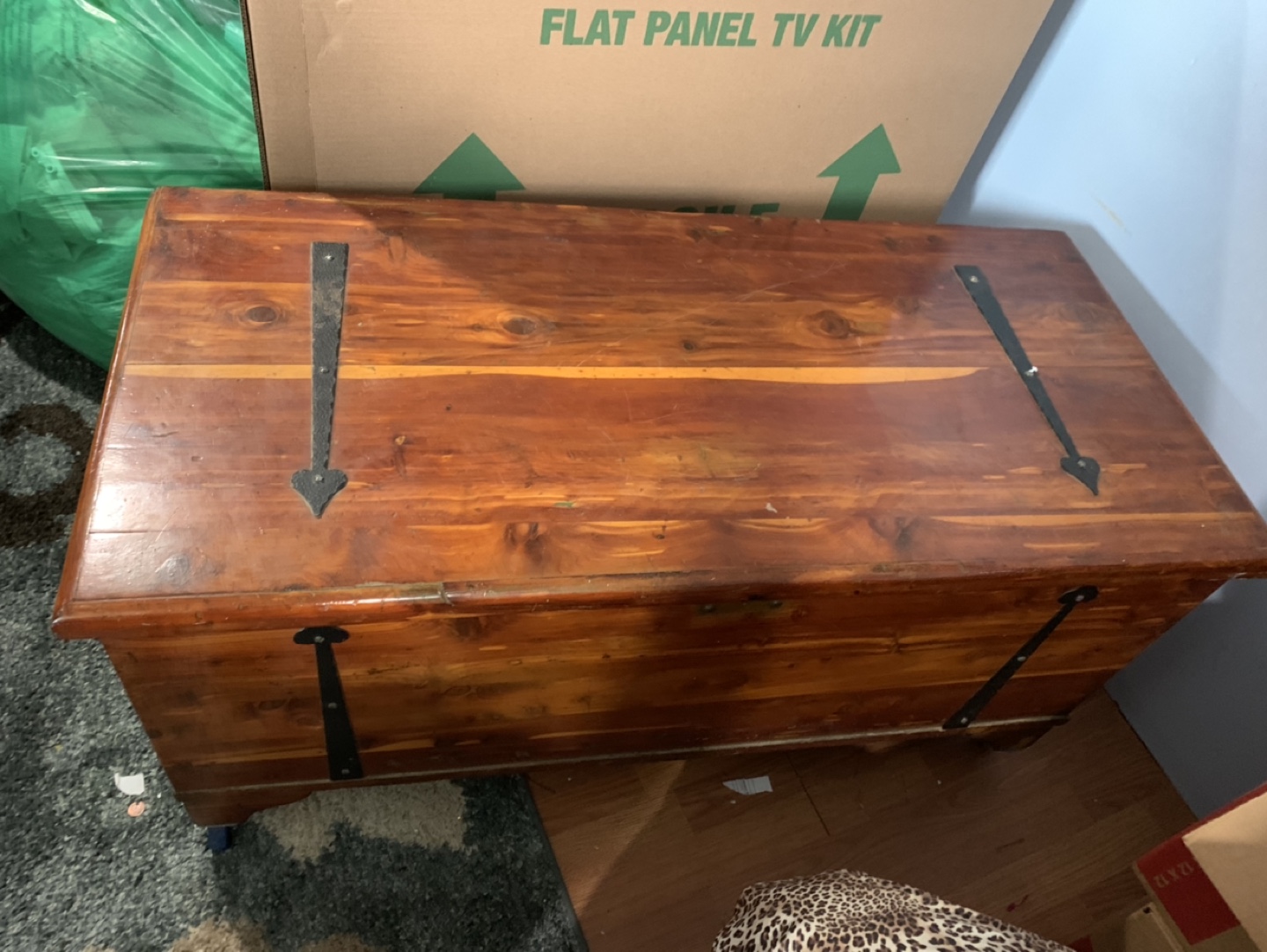 Cedar chest with wheels - photo 2