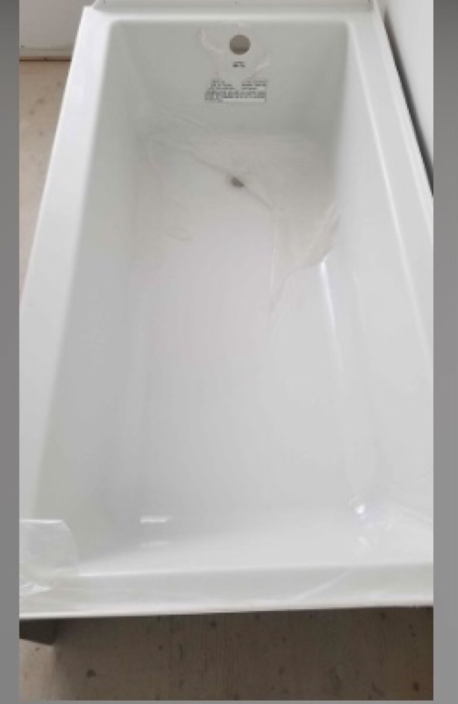 Brand new 32” Bathtub in box  image indicator(2)