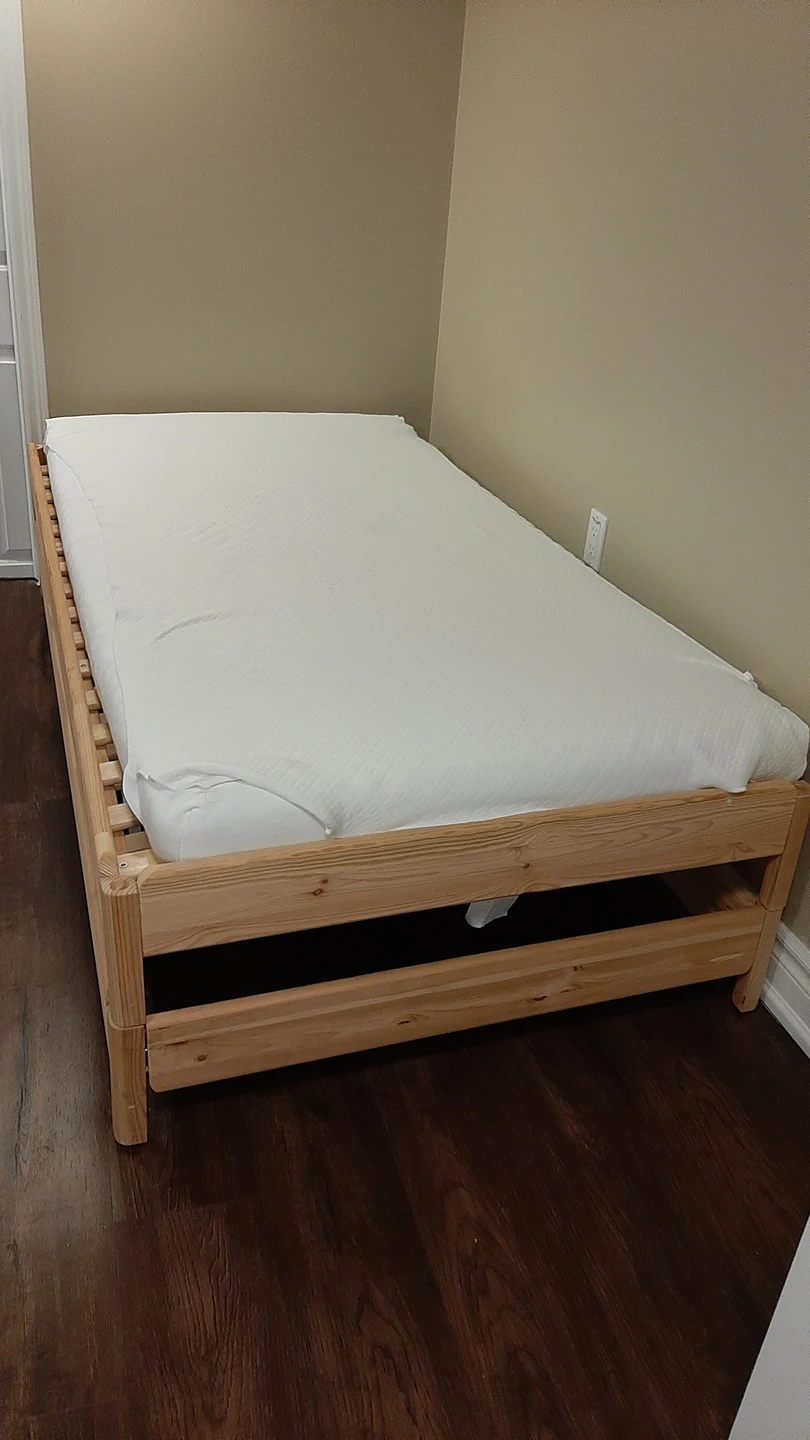 Good Wood quality IKEA stackable ( extendable) Uktåker bed