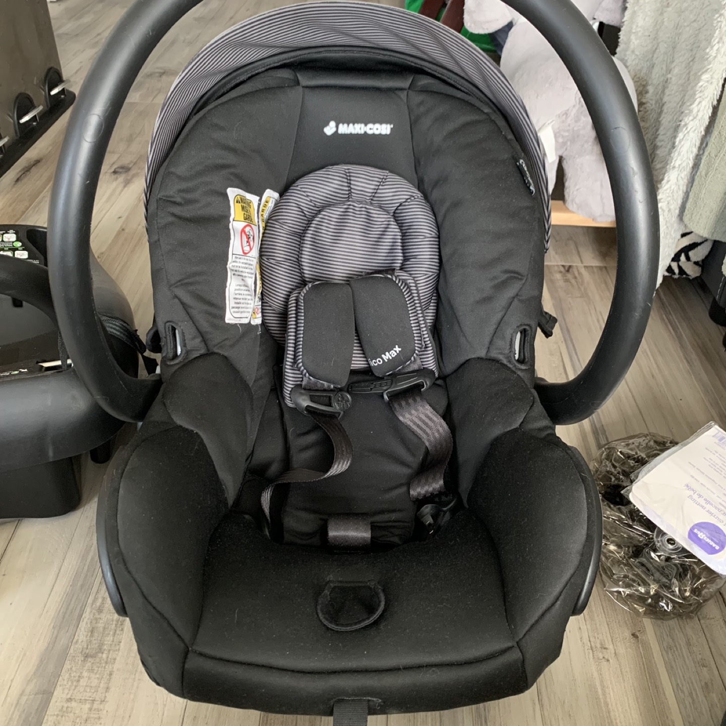 Maxi Cosi Mico Max 30 Car seat & Base thumbnail