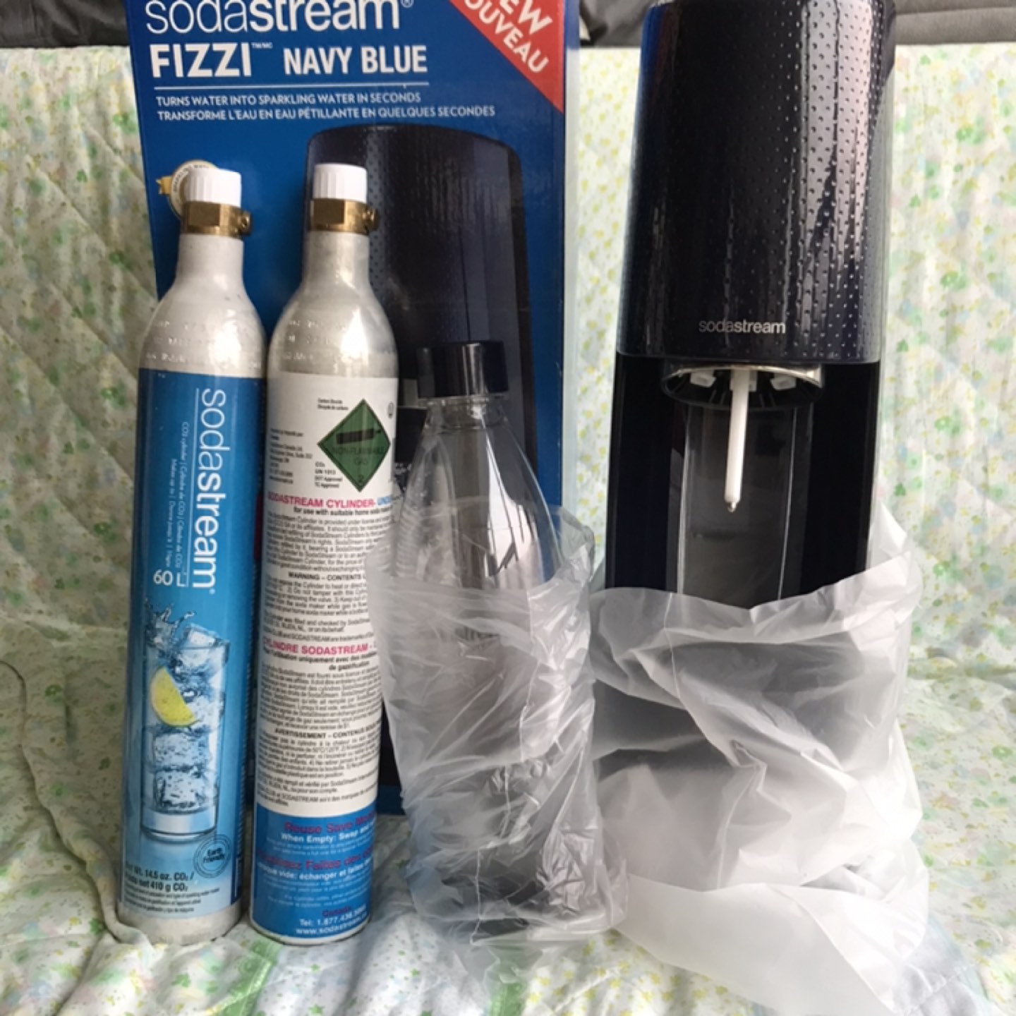 Soda stream with two empty cyliners