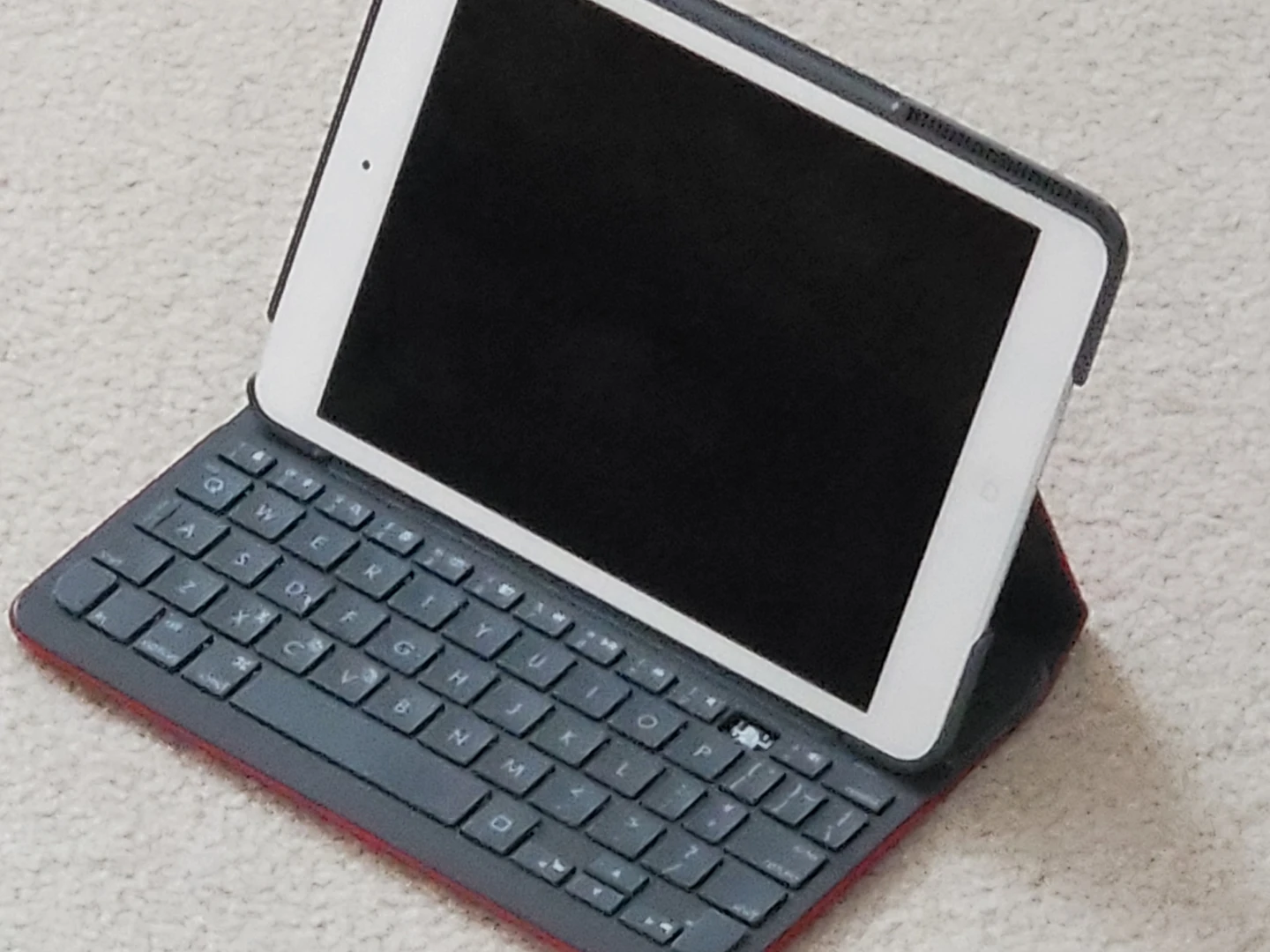 Apple iPad Mini 2 LTE with Logitech keyboard case image indicator(3)