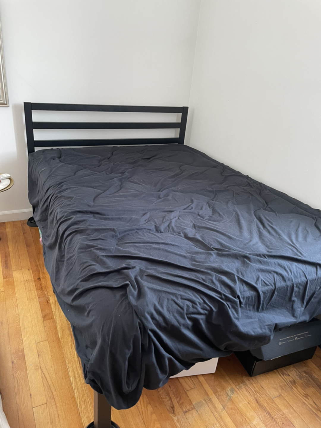 Full bed metal frame and mattress new 150 - photo 2