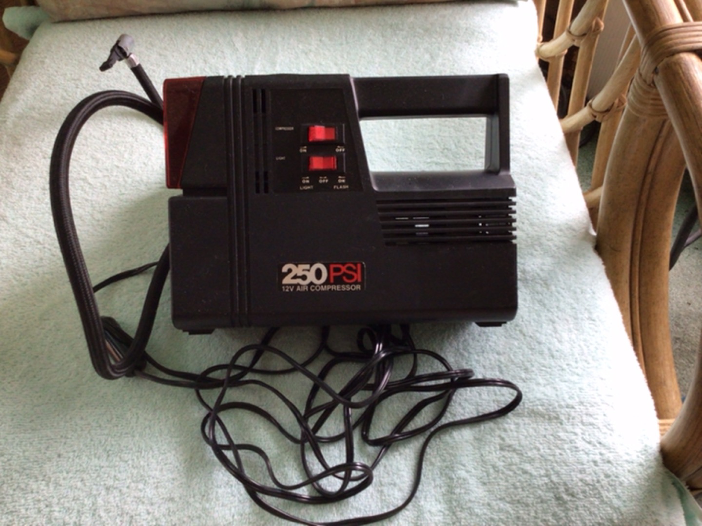 Portable 12V air compressor  - photo 2