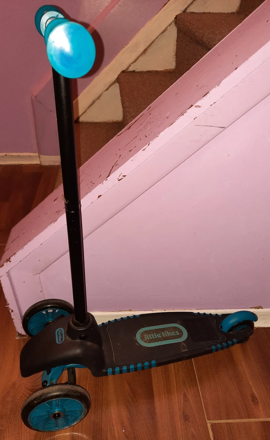 Little Tikes 3 wheel scooter for toddlers. thumbnail