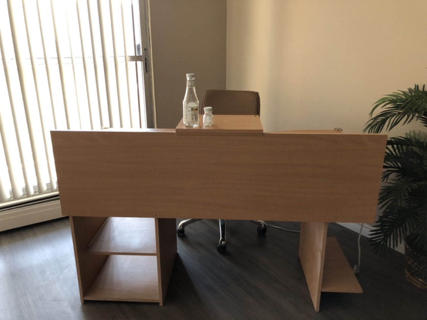 Desk - photo 3