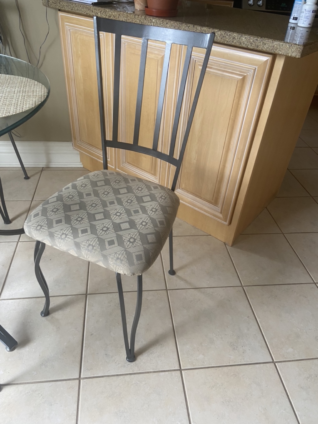 42” kitchen table and chair set  - photo 2