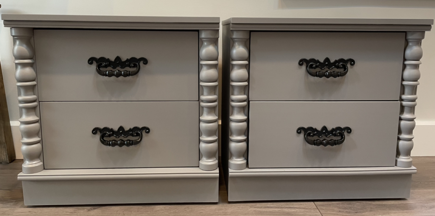 Pair of vintage nightstands/side tables 