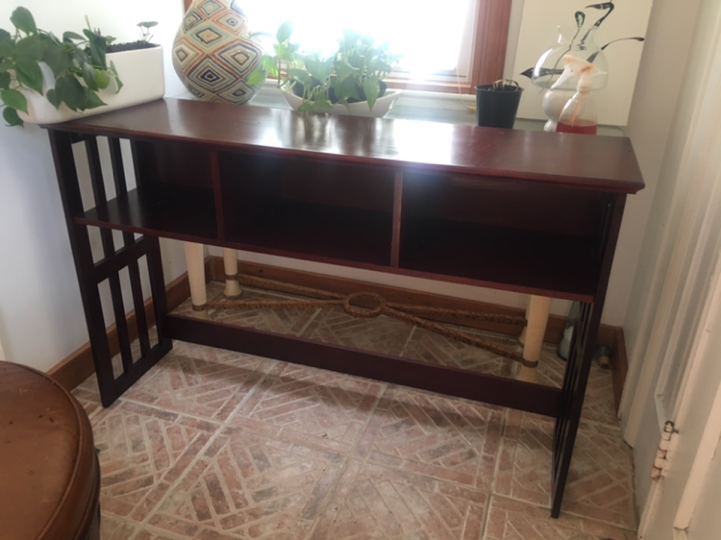 Accent entryway table 
