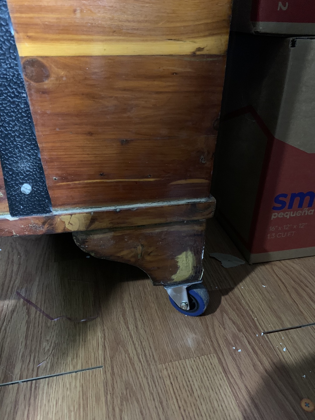 Cedar chest with wheels - photo 4