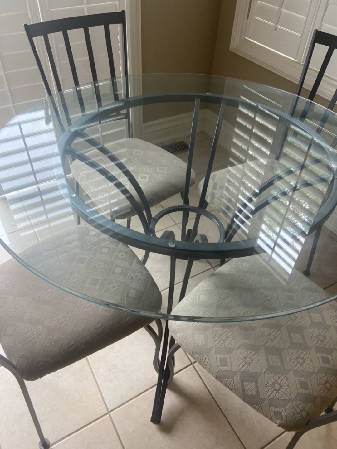 42” kitchen table and chair set  - photo 3