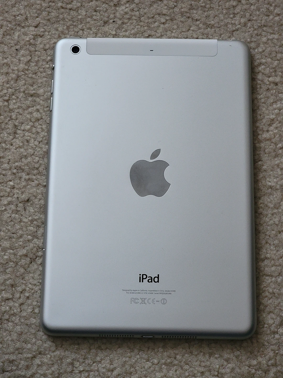 Apple iPad Mini 2 LTE with Logitech keyboard case image indicator(2)