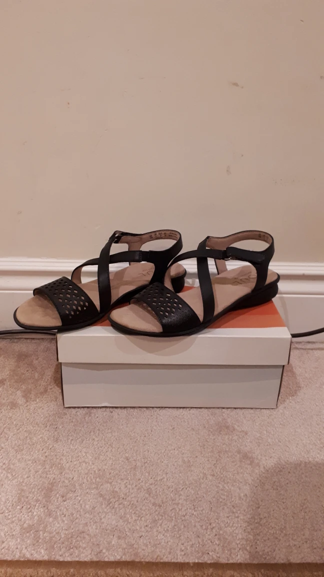 NEW Naturalizer sandals thumbnail