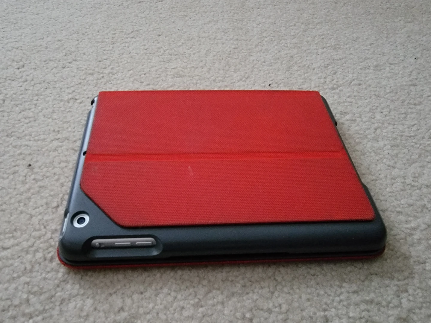 Apple iPad Mini 2 LTE with Logitech keyboard case image indicator(4)