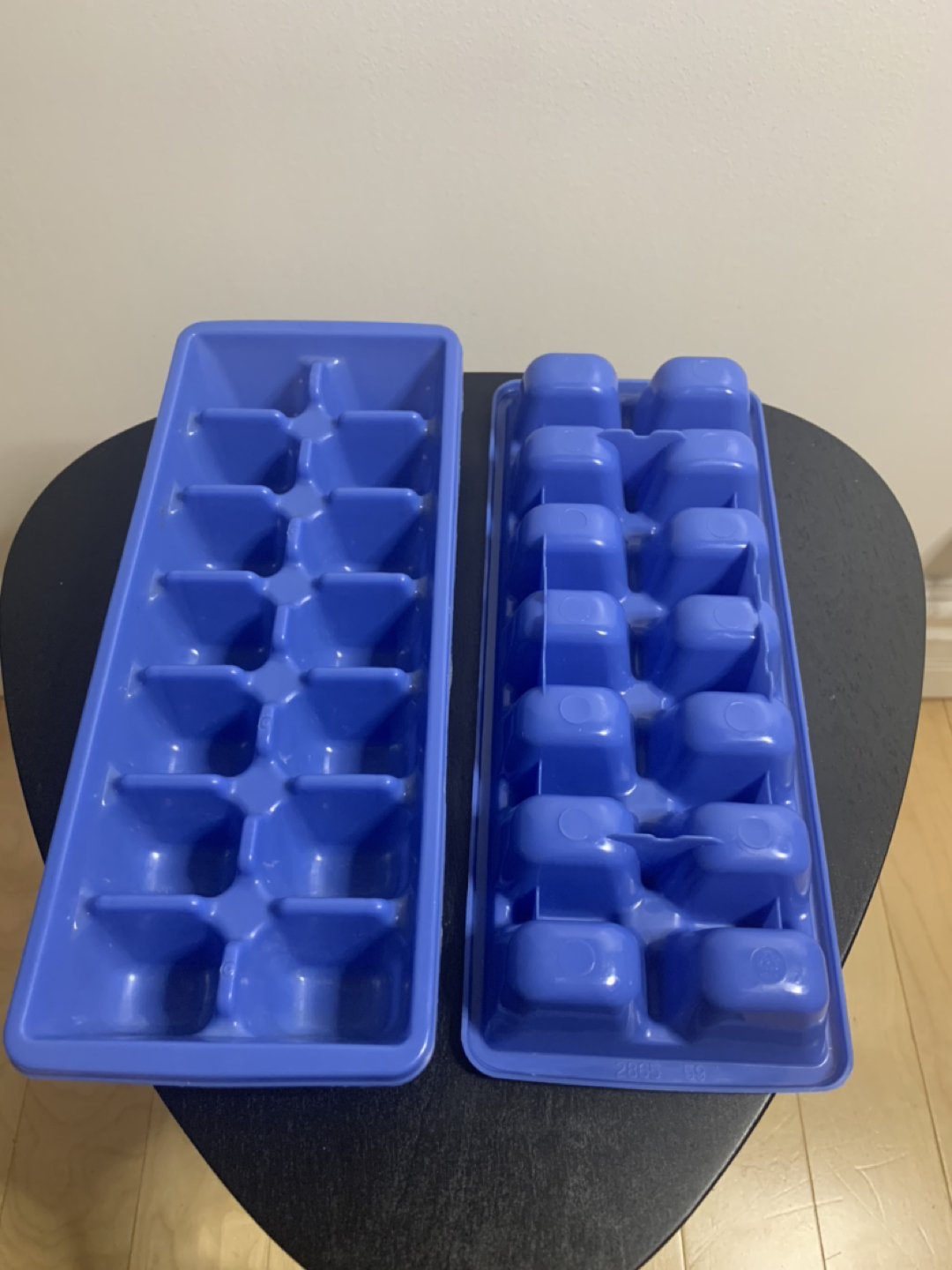 Set of 2 ice cube trays - like new thumbnail
