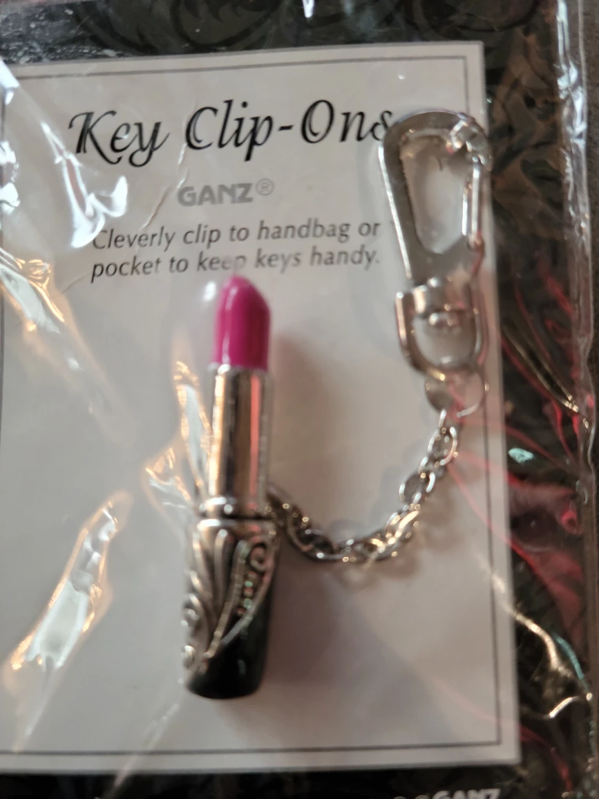 Giftable - BN CUTE LIPSTICK CLIP-ON image indicator(2)