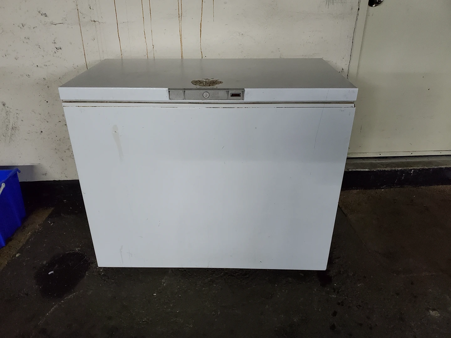5 cu ft chest freezer including 4 wire baskets/MAKE AN OFFER!!!