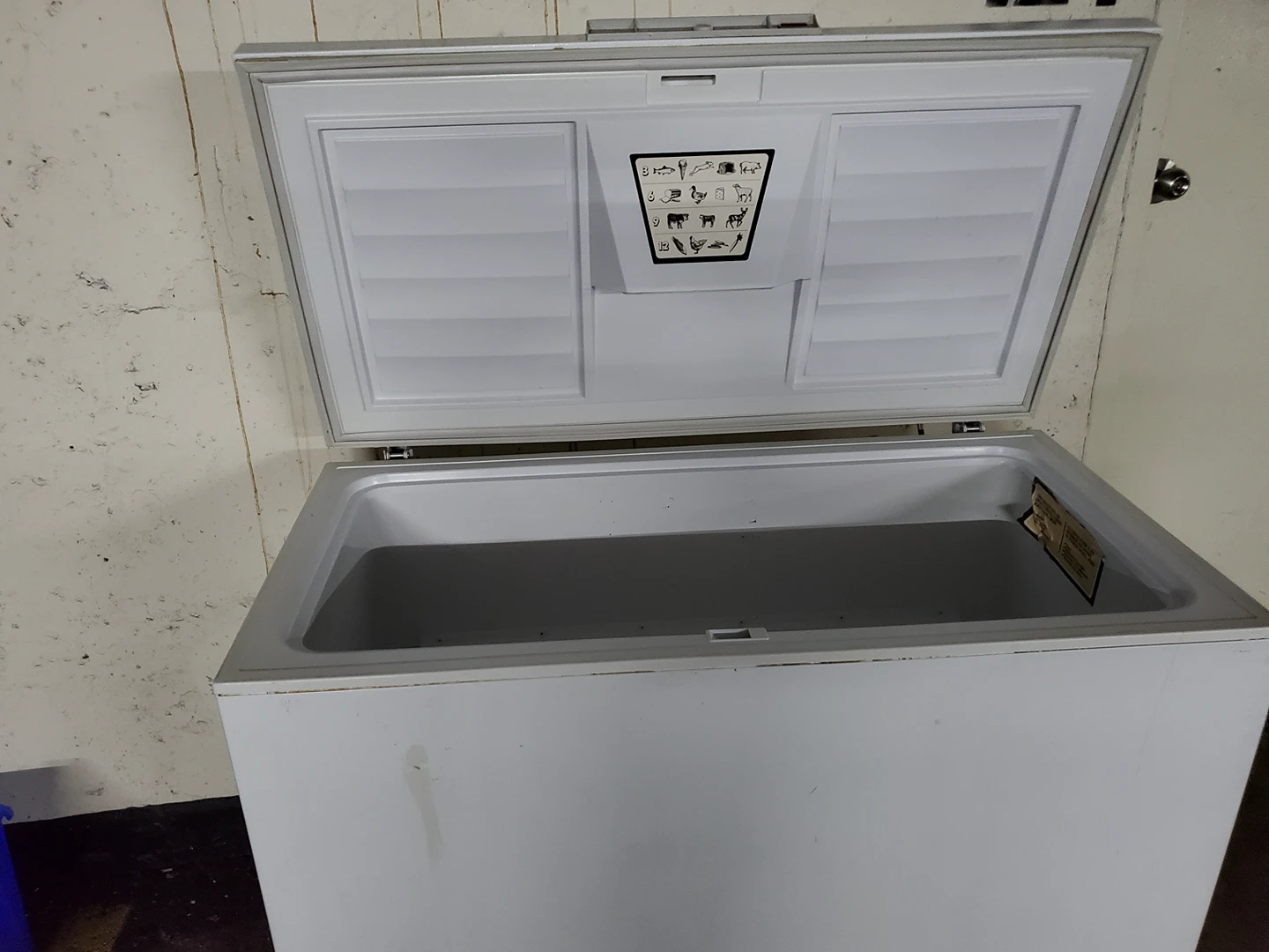 5 cu ft chest freezer including 4 wire baskets/MAKE AN OFFER!!! - photo 3