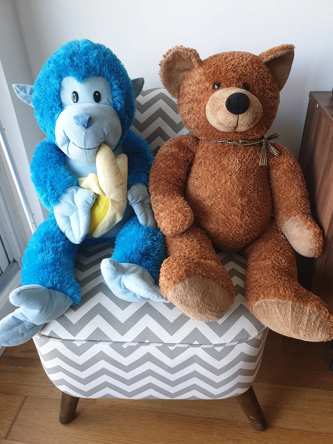 Two large stuffed animals & 2 free smaller ones thumbnail