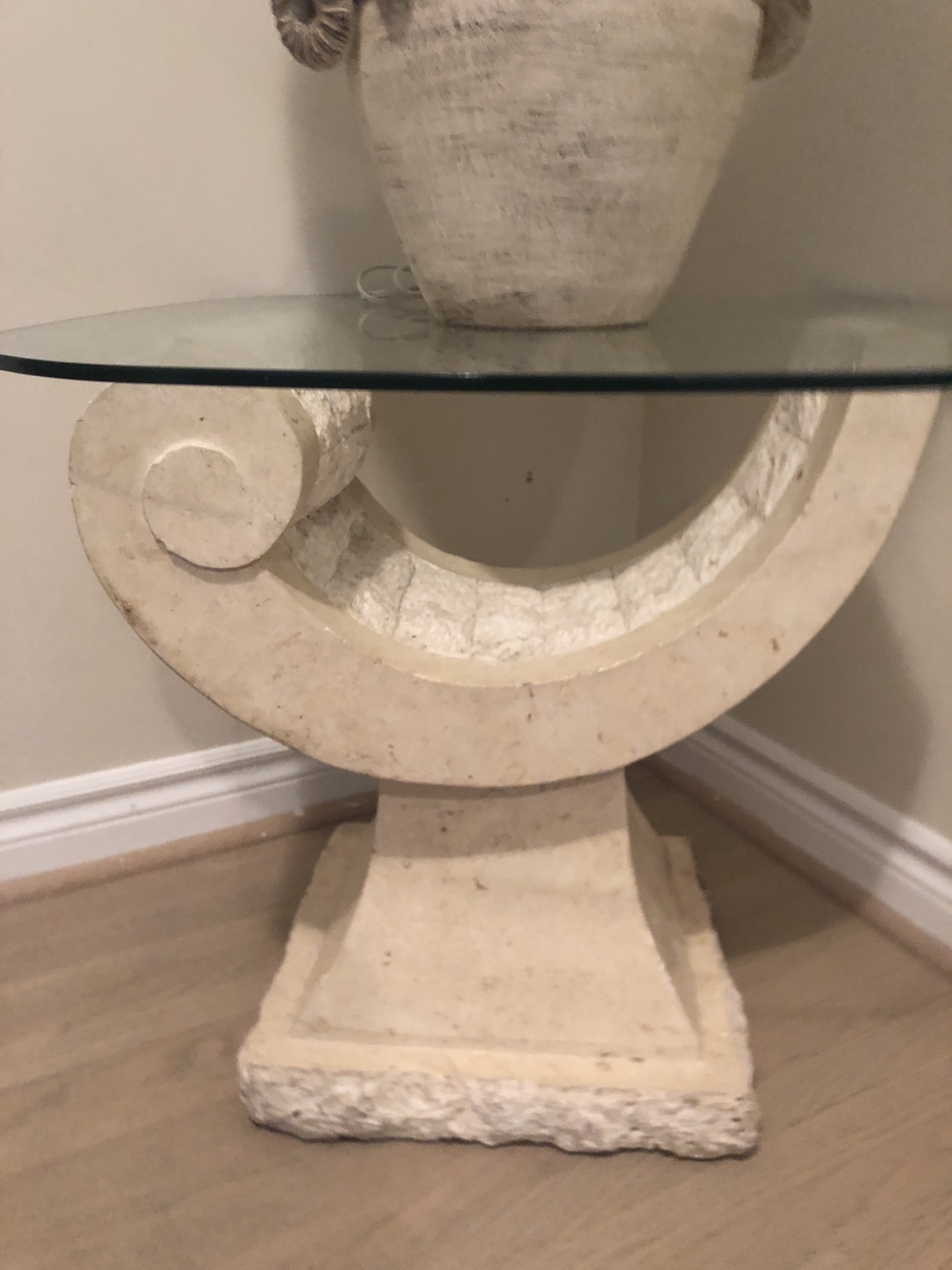 Side table and lamp - photo 3