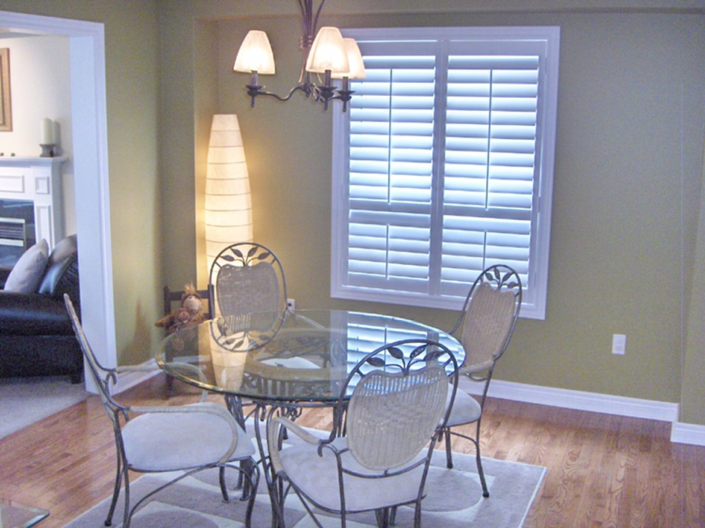 $150 Round Glass Dinning Table with 4 Chairs. 48” glass top.  thumbnail