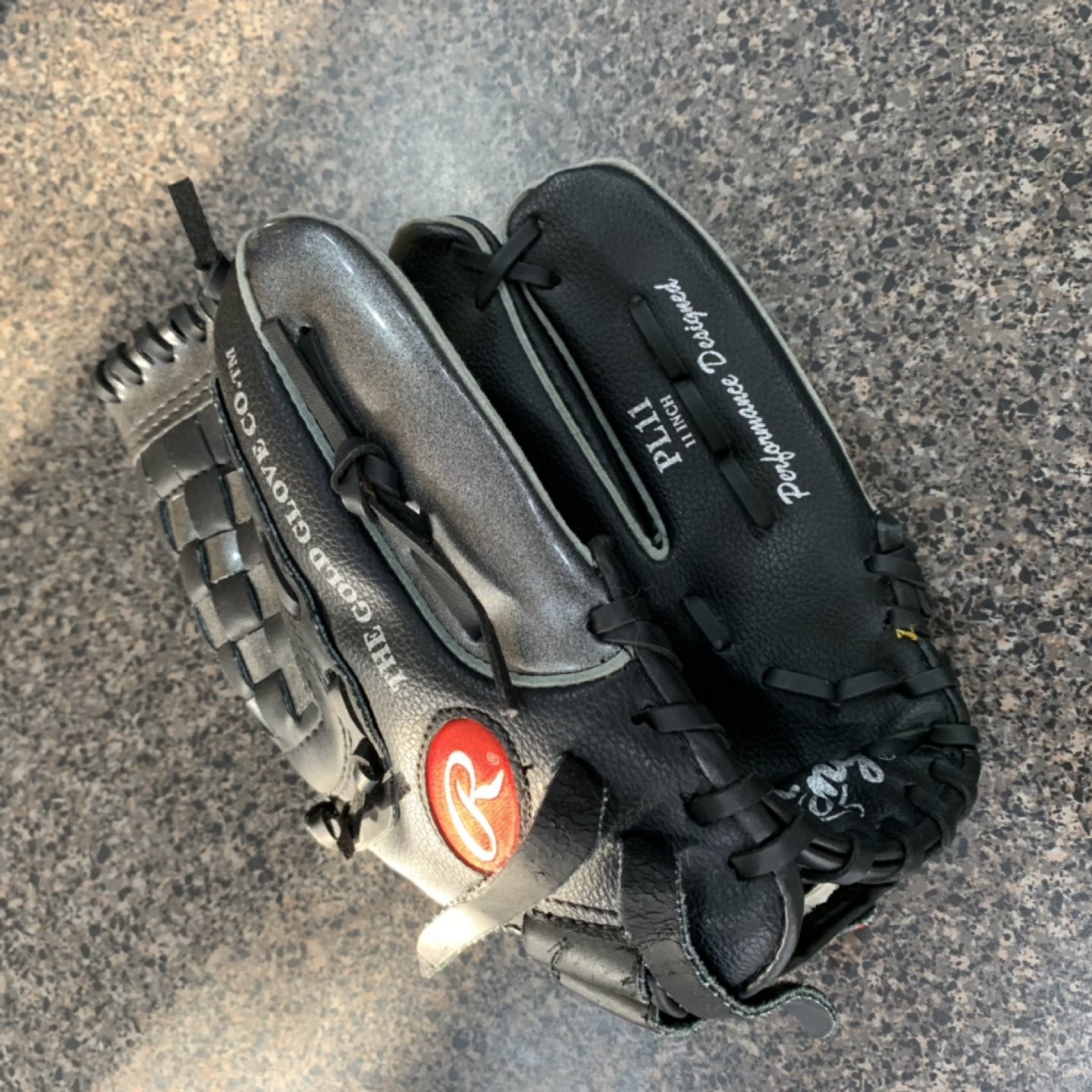 BASEBALL GLOVE