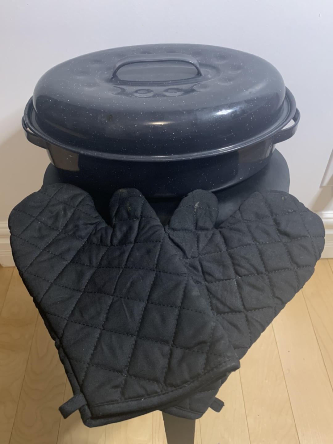 Roasting pan with lid & oven mitts thumbnail