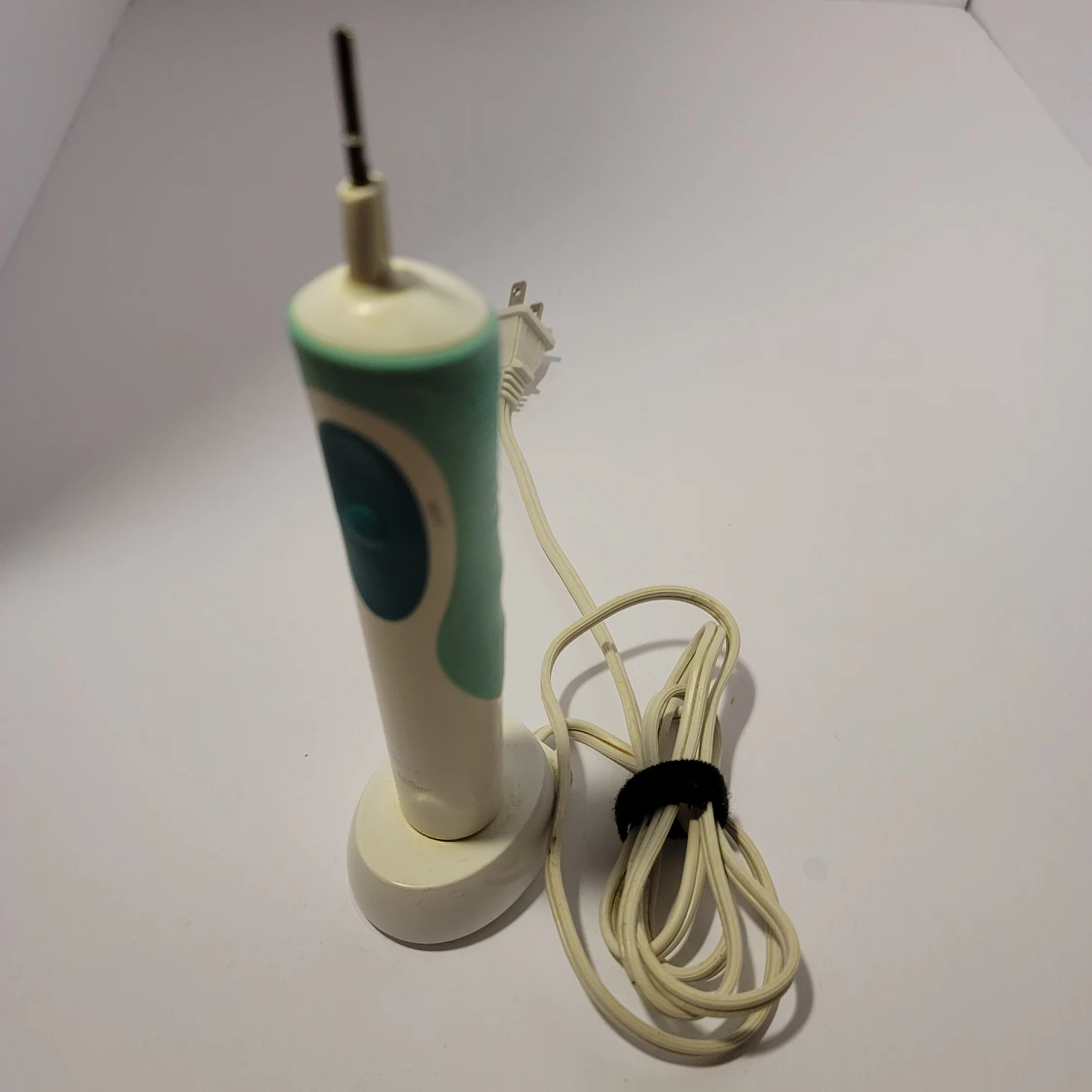 Oral B Electric Toothbrush - photo 2