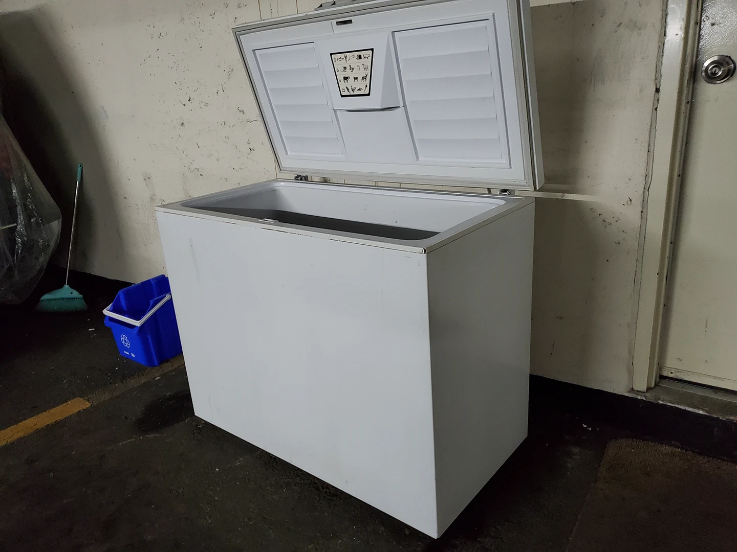 5 cu ft chest freezer including 4 wire baskets/MAKE AN OFFER!!! - photo 5