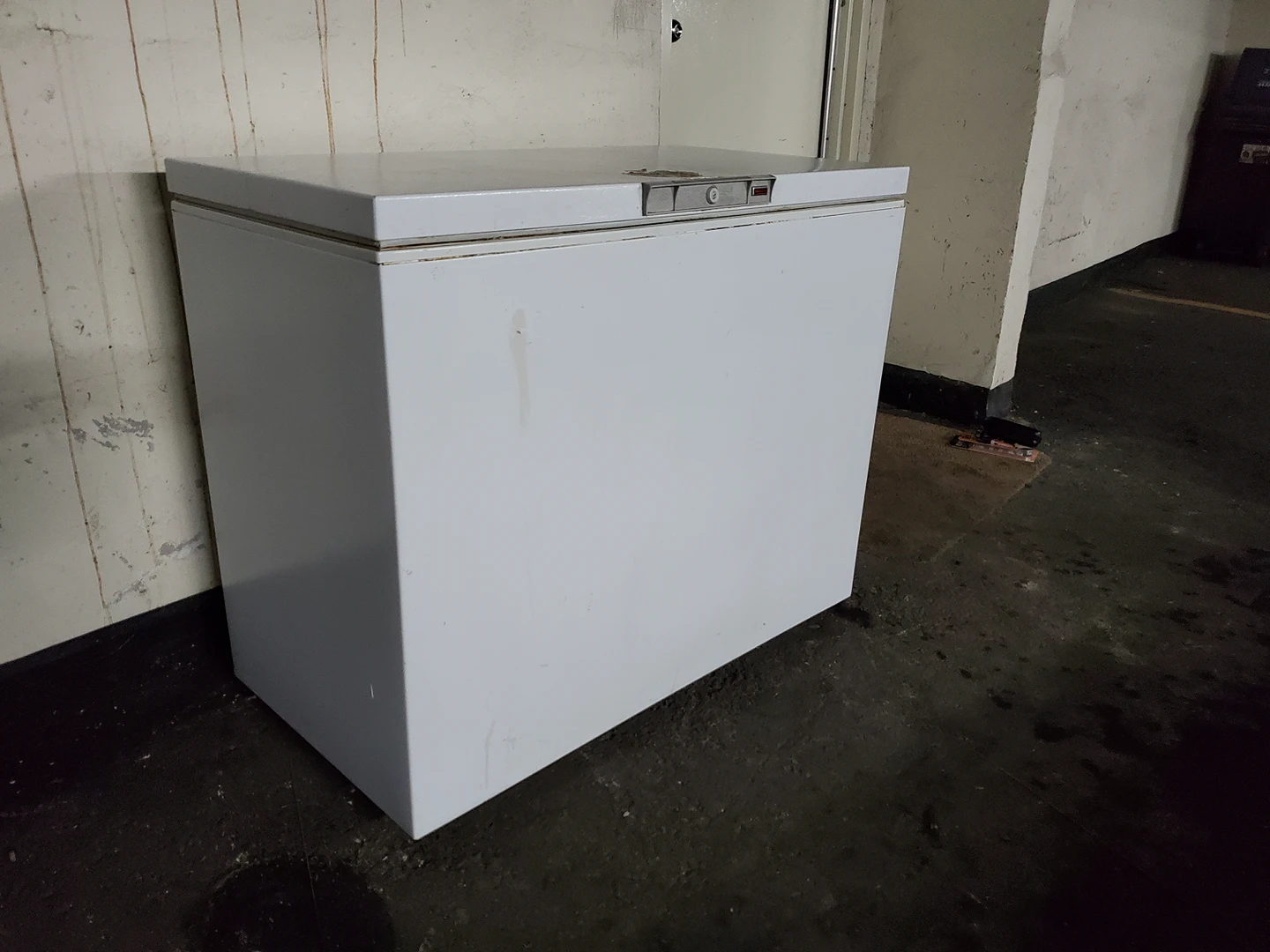 5 cu ft chest freezer including 4 wire baskets/MAKE AN OFFER!!! - photo 2