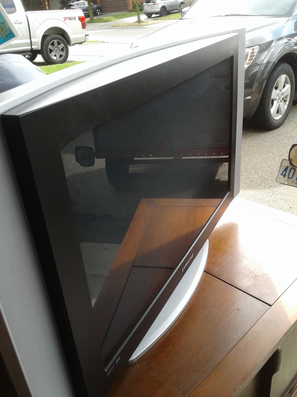 SAMSUNG 37 inch tv with remote