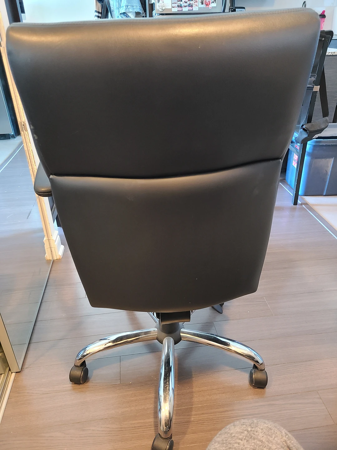 Black leather office chair ( cat not included) - photo 2