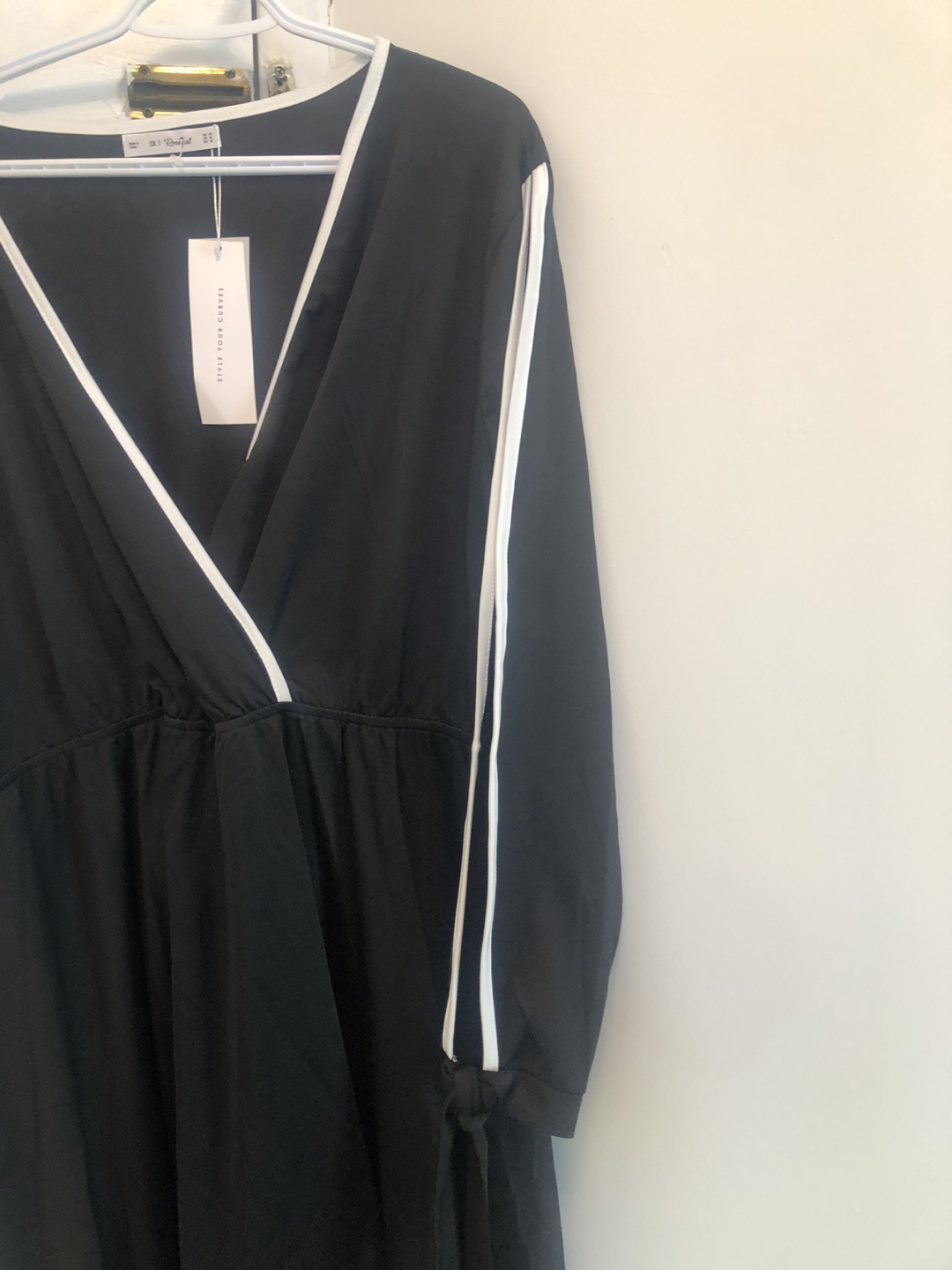 Beautiful black dress with white trim - photo 3