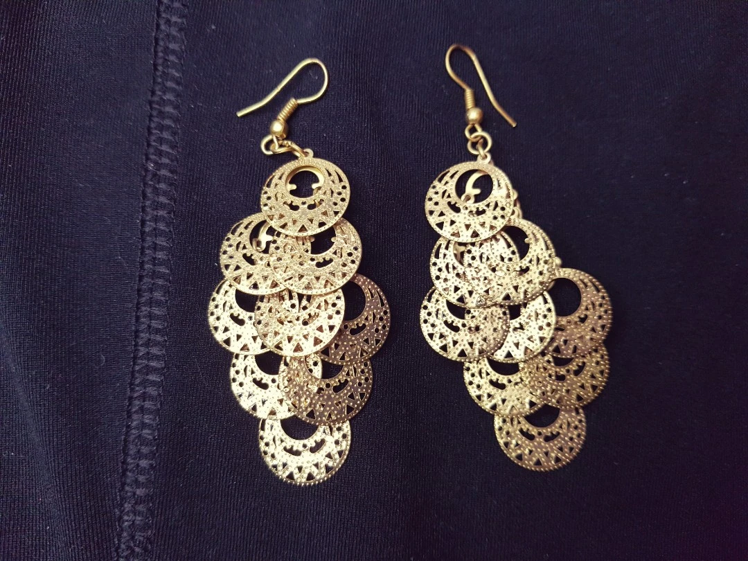 Gold tone chandelier earrings NEW image indicator(2)