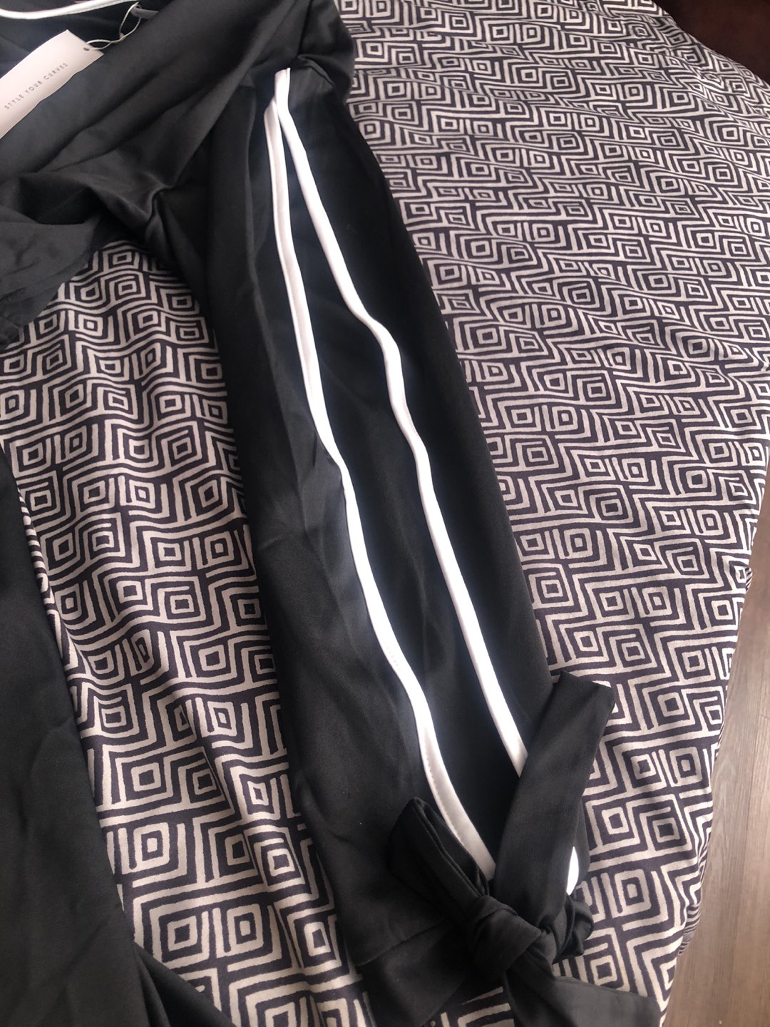 Beautiful black dress with white trim - photo 4