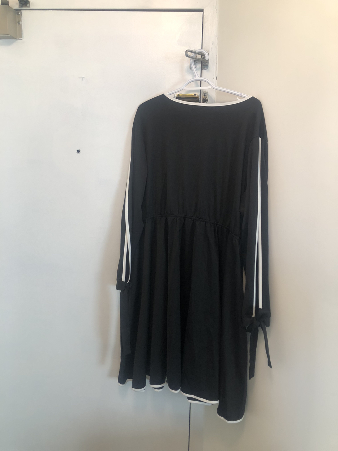 Beautiful black dress with white trim - photo 5