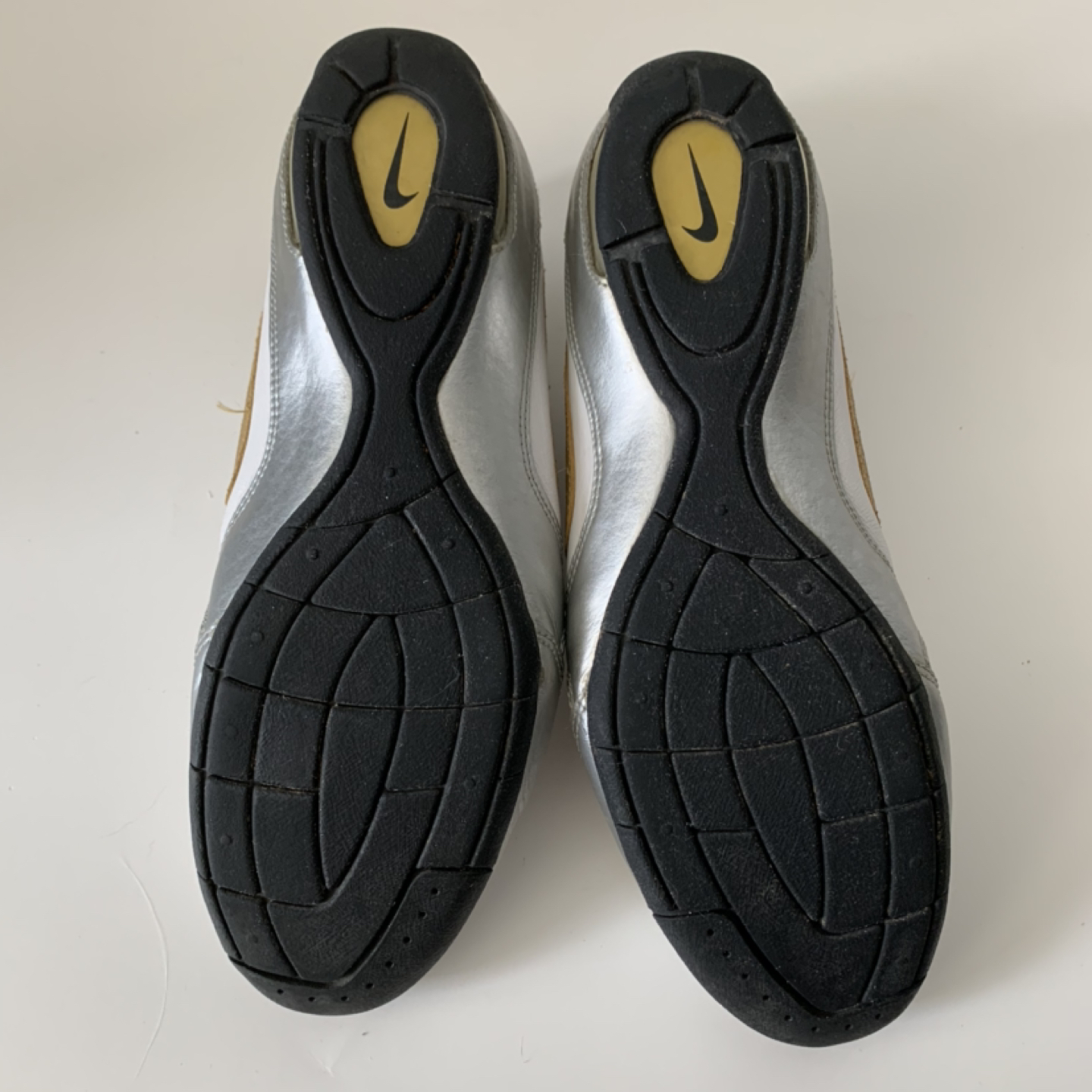 Women’s soccer shoes Nike size 6 white  - photo 2