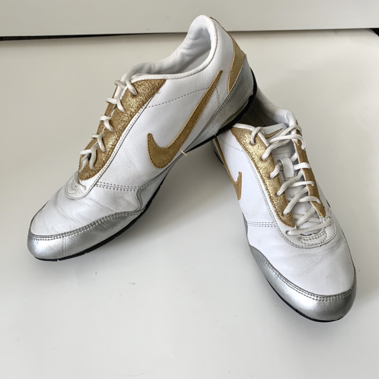 Women’s soccer shoes Nike size 6 white 