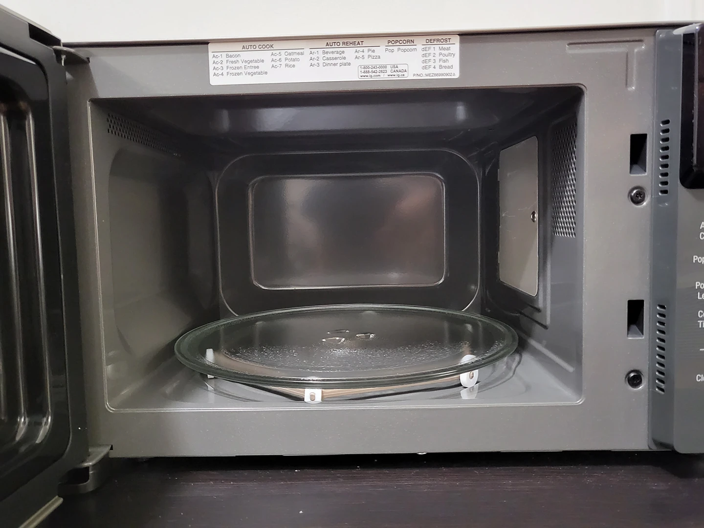 LG 0.9 cu ft Microwave - almost new - photo 2