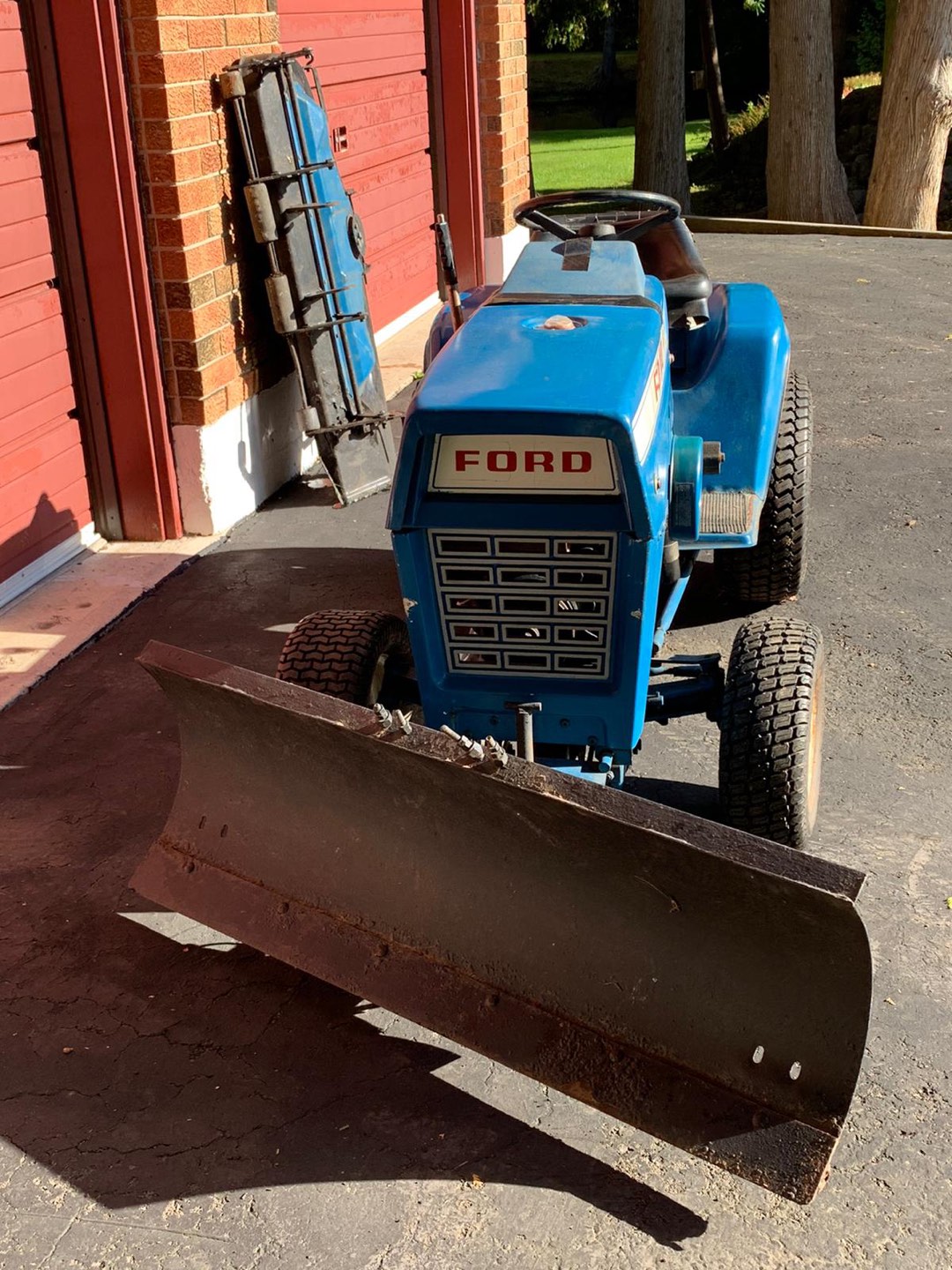 Ford LGT 100 Lawn Tractor - photo 2