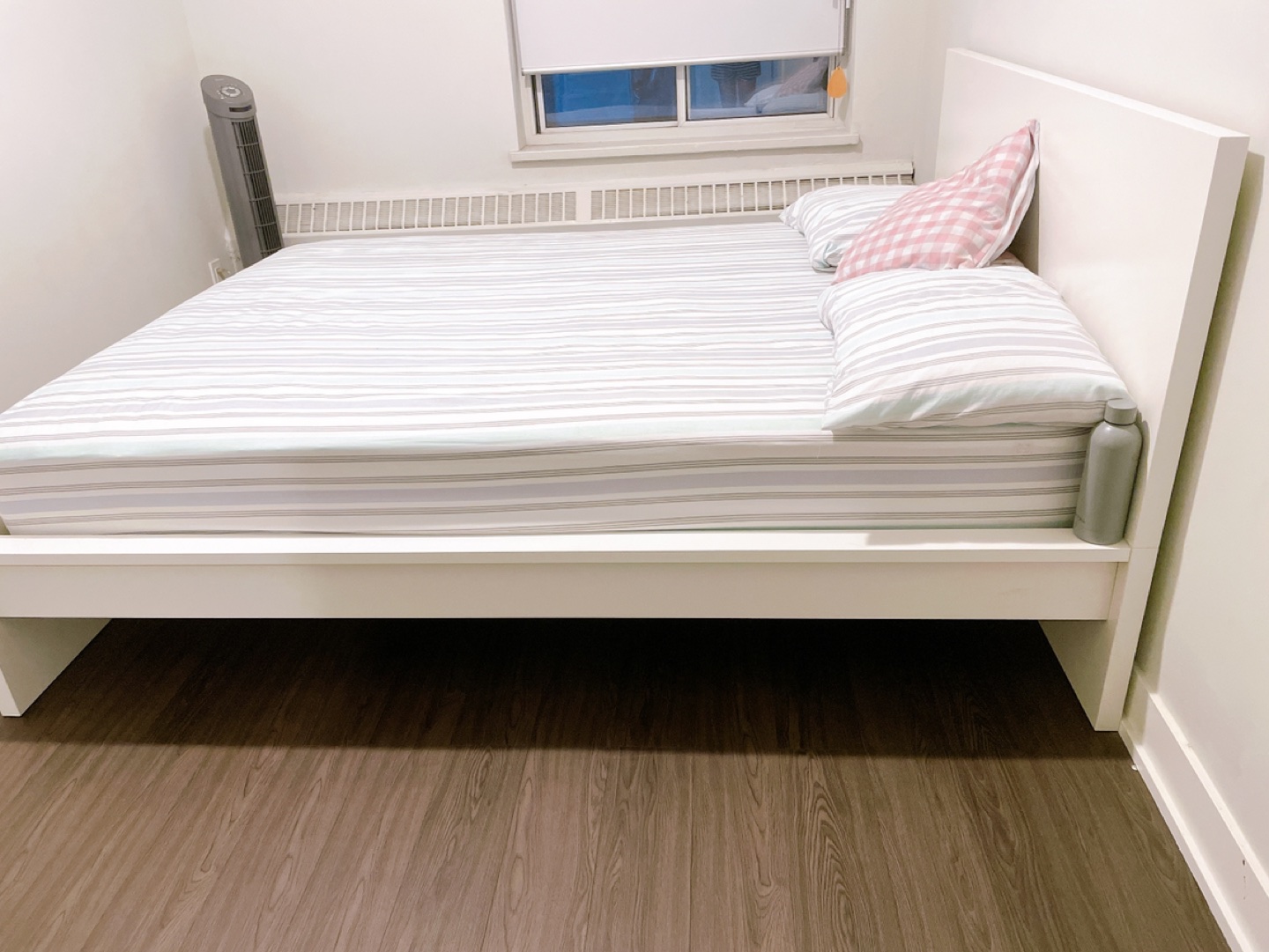 Beautiful queen white bed frame with headboard - photo 2