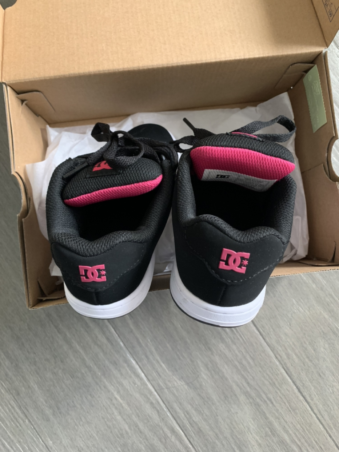 DC girls shoes image indicator(2)