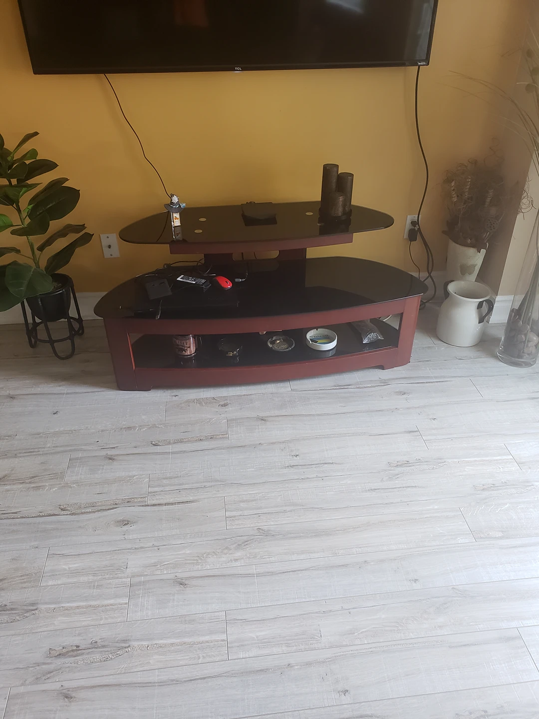 TV STAND IN GREAT CONDITION thumbnail