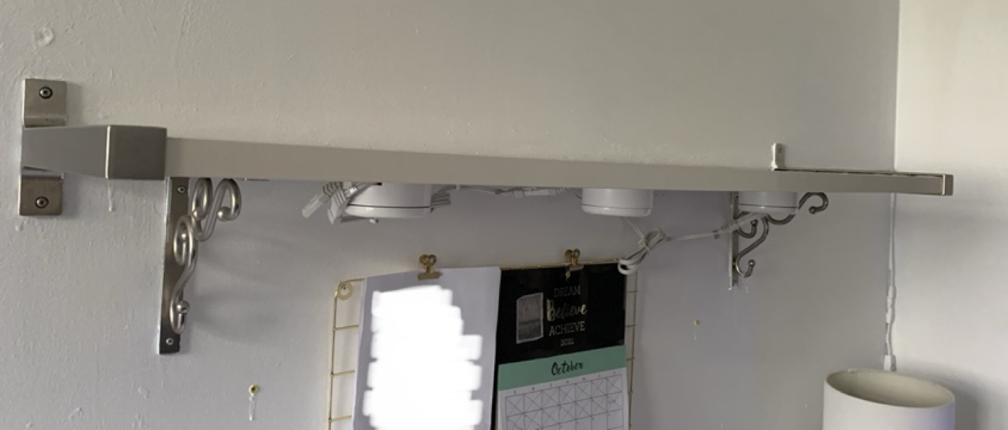 White Shelf for sale with accessories!!! image indicator(2)