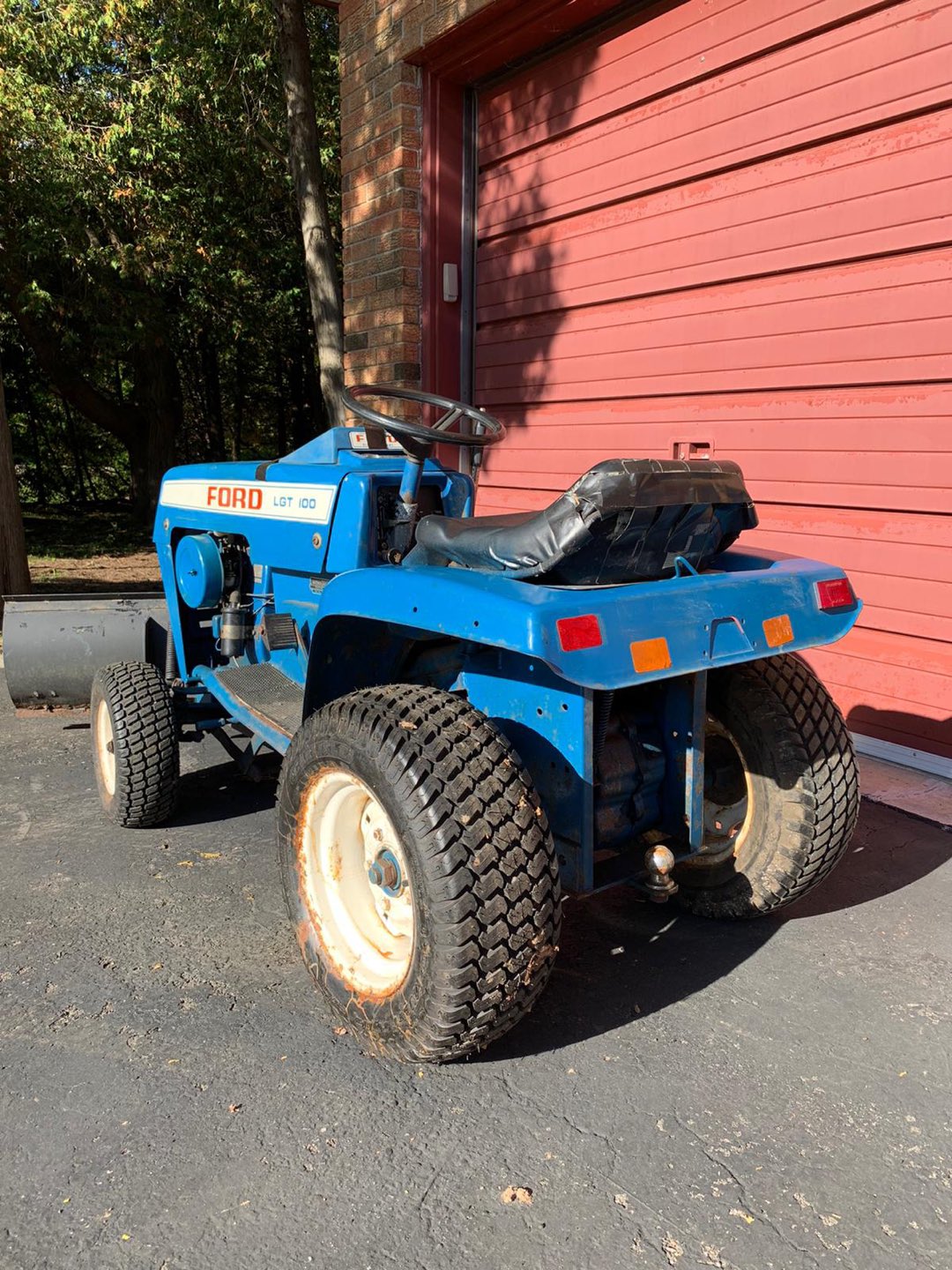 Ford LGT 100 Lawn Tractor - photo 3