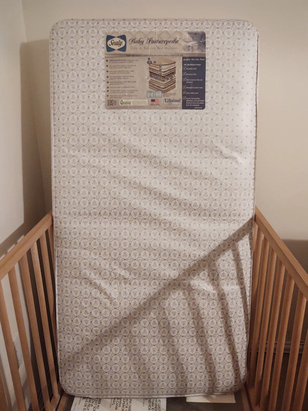 Baby crib and Sealy mattress - photo 2