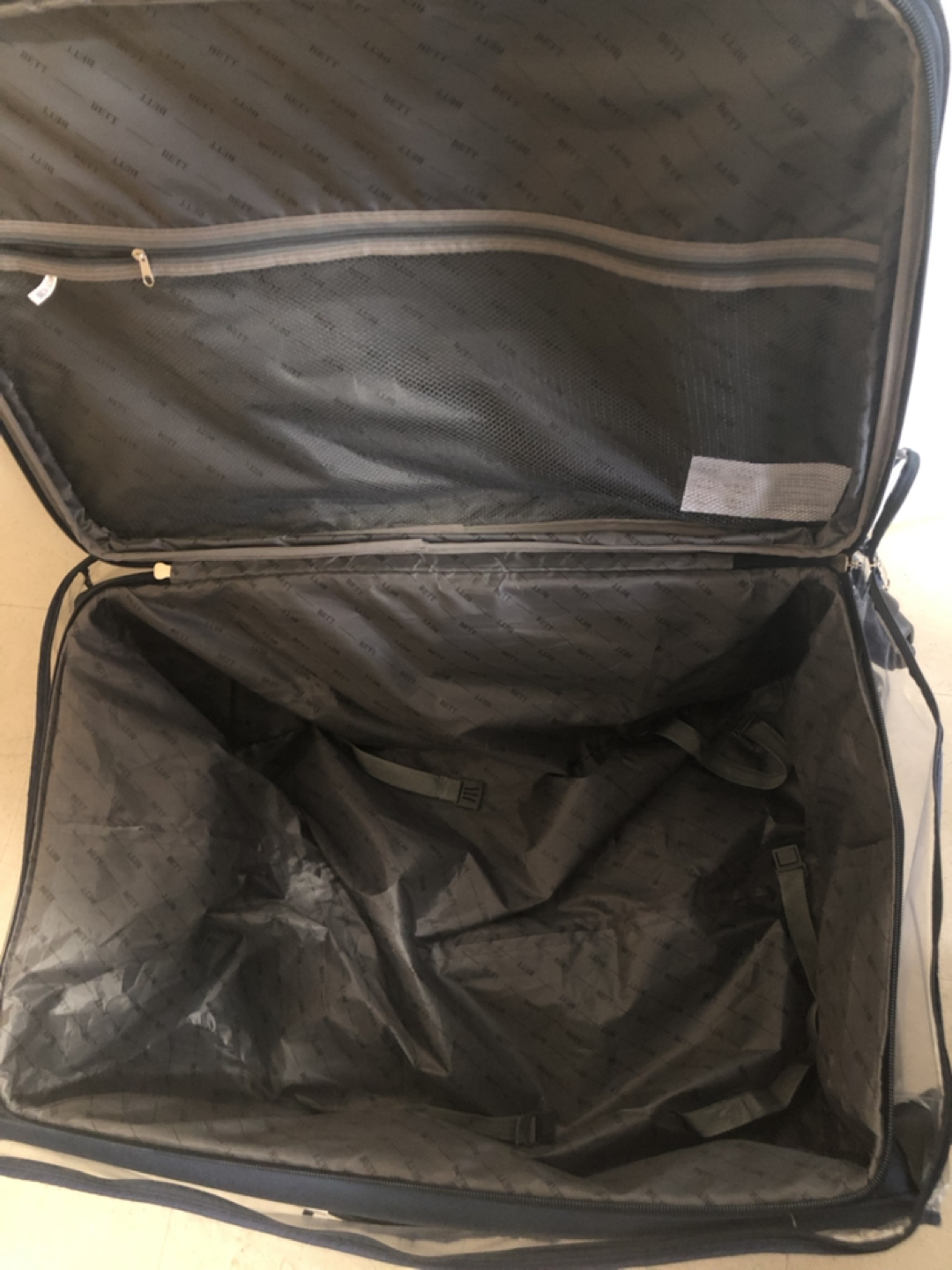 Large suitcase with rain cover - photo 2